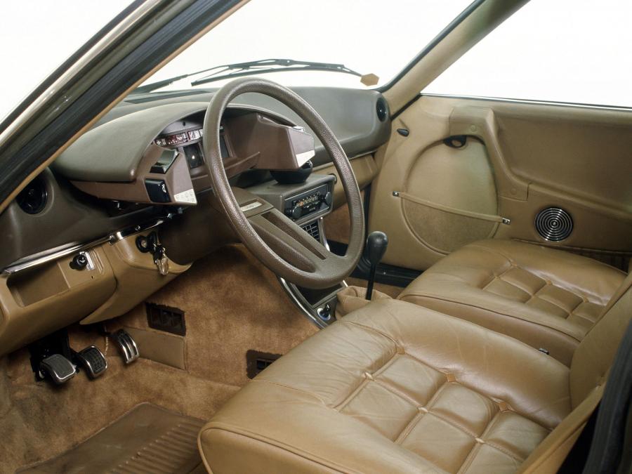 Интерьер Citroen CX 2400 Prestige 1975 года  (фото 13 из 17)